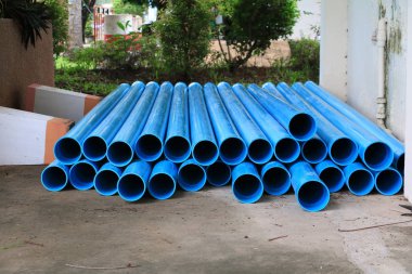 Pvc plastik boru bir şantiye yığılmış.