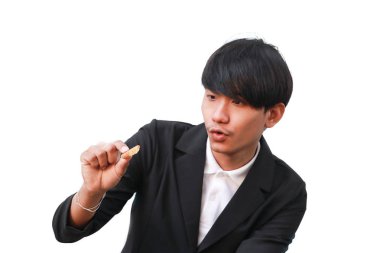 Genç adam yakışıklı sevindim beyaz arka plan üzerinde çerez küçük parçalar yemek