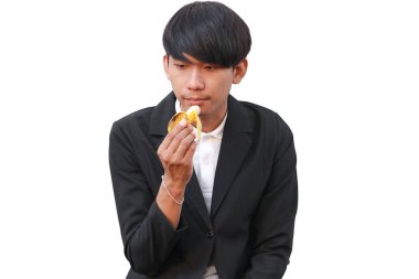 Yakışıklı delikanlı beyaz arka plan üzerinde bir muz yemek