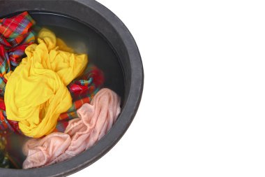 İçin kara havzasında kirli çamaşırları temiz beyaz arka plan ve kırpma yolu izole emmek