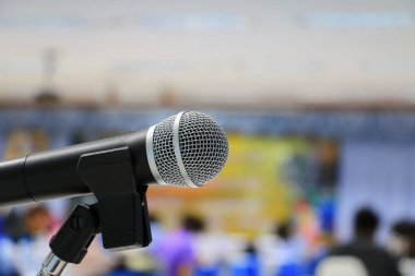 mikrofon yakın çekim konferans odasında: seçin odak alan sığ derinliği ile.