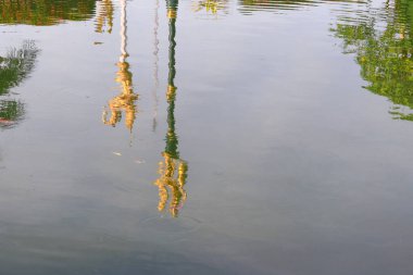 su yansıma manzara parkı ve mavi gökyüzü arka plan