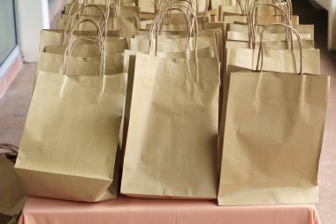 kraft masaya kahverengi kağıt torba kadar kapatın
