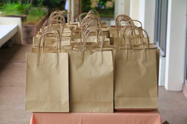 kraft masaya kahverengi kağıt torba kadar kapatın