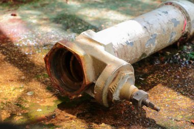 su eski boruları Vana ve birleştirilen pas endüstriyel musluk boru çürüme