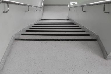 Terrazzo kat merdiven geçit aşağı. odak alan sığ derinliği ile seçin.