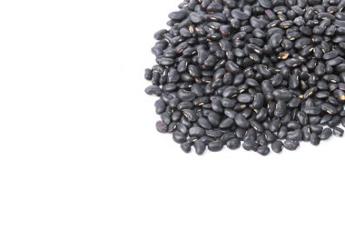 Beyaz arka planda siyah fasulye çok