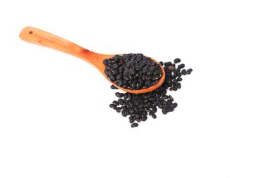 tahta kaşık beyaz arka planda siyah fasulye yukarıdan görüntülemek