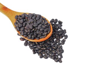 tahta kaşık beyaz arka planda siyah fasulye yukarıdan görüntülemek