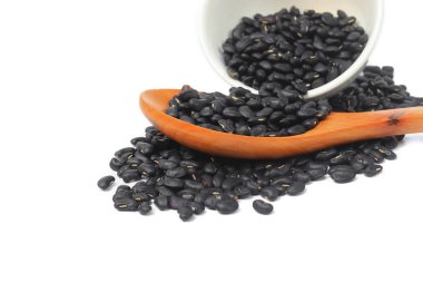 tahta kaşıkla ve Kupası closeup beyaz arka planda siyah fasulye