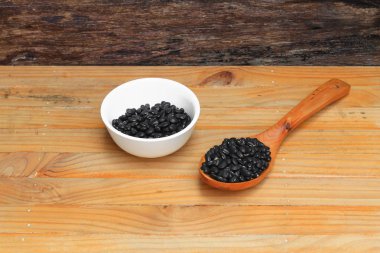 tahta kaşıkla ve Kupası ahşap zemin zemin üzerine siyah fasulye