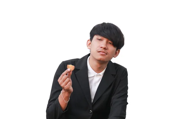 ハンサムな若い男は 白い背景の上クッキーの小さな断片を食べる — ストック写真