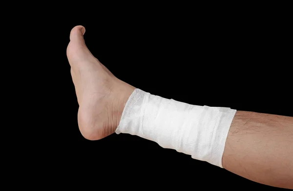 Noga Poszkodowanej Bandażem Białym Czarnym Tle Ścieżki Przycinającej — Zdjęcie stockowe