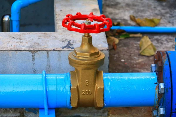 nargile Vana sıhhi tesisat ortak çelik dokunun kırmızı düğme ile yakın çekim