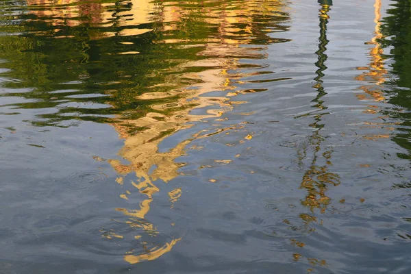 su yansıma manzara parkı ve mavi gökyüzü arka plan