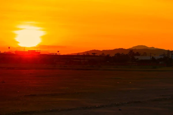 日落美丽多彩的风景在蓝天傍晚自然黄昏时间 — 图库照片