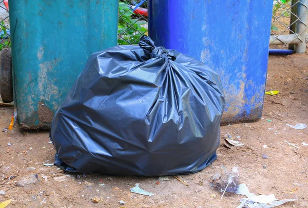 Şehir kazık siyah çöp torbası yol kenarı kapatalım