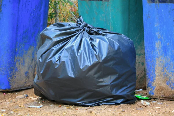 Pilha Saco Lixo Preto Beira Estrada Cidade Perto — Fotografia de Stock