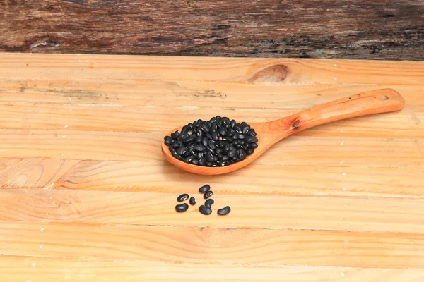 tahta kaşık ahşap zemin zemin üzerine siyah fasulye