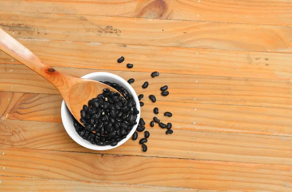 tahta kaşıkla kase closeup ahşap zemin zemin üzerine siyah fasulye