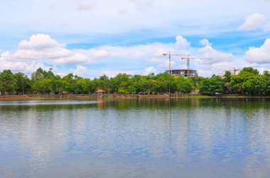 su yansıma manzara parkı ve mavi gökyüzü arka plan