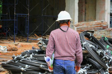 mimar-mühendis işadamı site bina inşaat kask takmak, arkadan görünüm