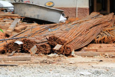 çelik demir inşaat sitesinde yer seçin odak alan sığ derinliği ile üzerinde pas çubuğudur.