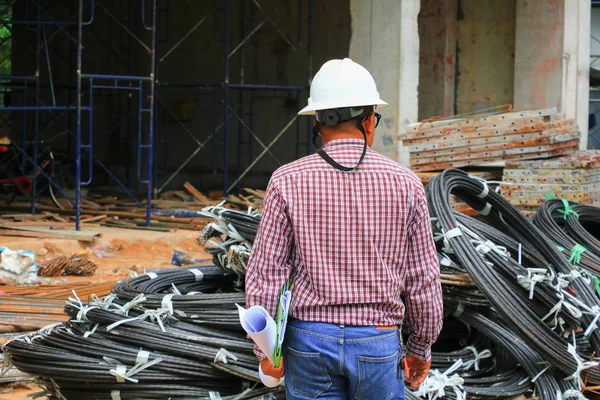 mimar-mühendis işadamı site bina inşaat kask takmak, arkadan görünüm