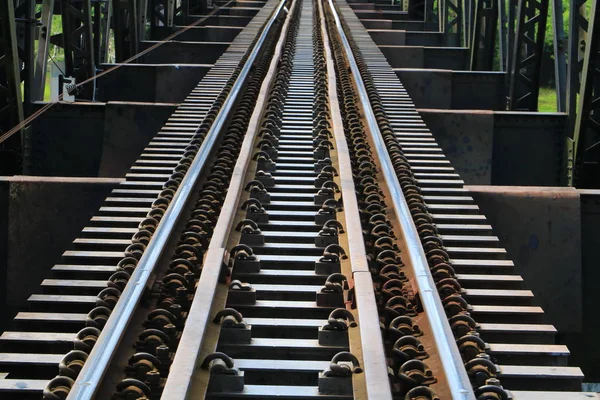 Demiryolu Köprüsü nehrin sığ derinlik-in tarla ile odak seçin.