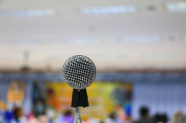 mikrofon Konferans salonu veya seminer odası arka plan bulanık: seçin odak alan sığ derinliği ile.