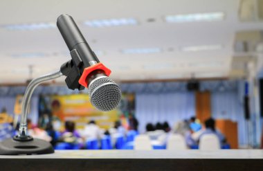 mikrofon bir toplantıda kablosuz oda seminer konferans arka plan: seçin odak alan sığ derinliği ile.