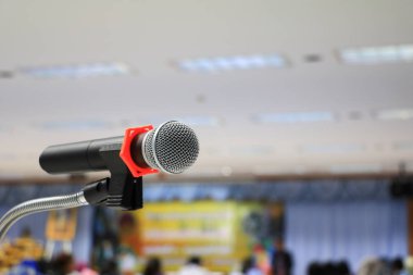 mikrofon bir toplantıda kablosuz oda seminer konferans arka plan: seçin odak alan sığ derinliği ile.
