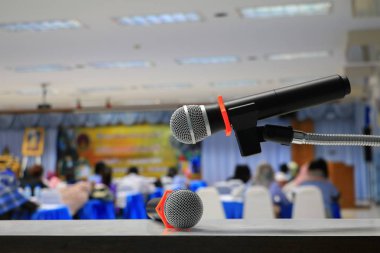 mikrofon bir toplantıda kablosuz oda seminer konferans arka plan: seçin odak alan sığ derinliği ile.