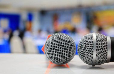 mikrofon bir toplantıda kablosuz oda seminer konferans arka plan: seçin odak alan sığ derinliği ile.