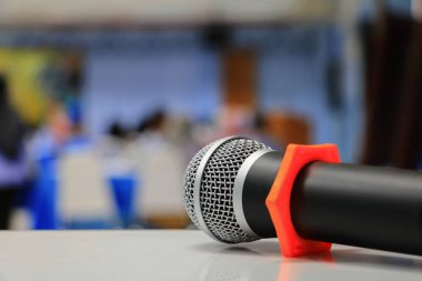 mikrofon bir toplantıda kablosuz oda seminer konferans arka plan: seçin odak alan sığ derinliği ile.