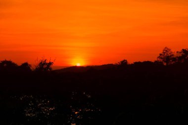 renkli gökyüzü manzarada twilight saat ağaç günbatımı güzel ve siluet dağ