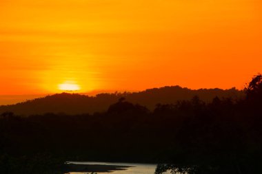 renkli gökyüzü manzarada twilight saat ağaç günbatımı güzel ve siluet dağ