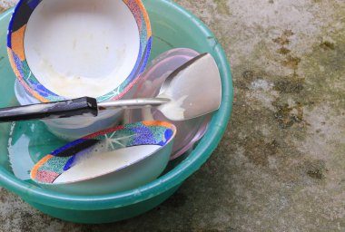 Lavabo plastik yeşil çimento katta bulaşık