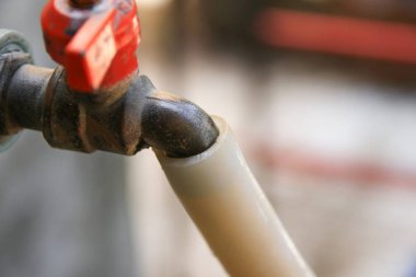 kauçuk tüp ile musluk suyu kapat