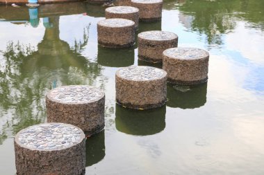 taş kaldırım kamu parki seçin odak alan sığ derinliği ile havuz arasında.