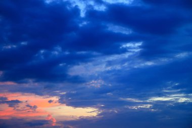 gökyüzü günbatımı ve bulut, güzel renkli akşam doğa alanı için metin ekleme