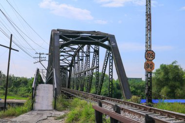 Demiryolu Köprüsü nehir ve kaldırım üzerinden seçin odak alan sığ derinliği ile.