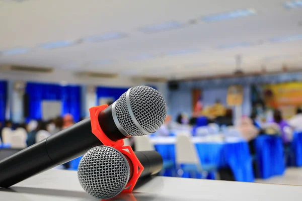 mikrofon bir toplantıda kablosuz oda seminer konferans arka plan: seçin odak alan sığ derinliği ile.