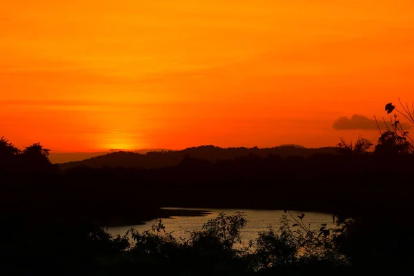 Όμορφο Ηλιοβασίλεμα Και Βουνό Σιλουέτα Δέντρο Πολύχρωμο Τοπίο Στον Ουρανό — Φωτογραφία Αρχείου