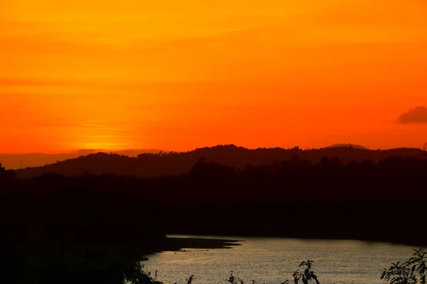 黄昏時の空に夕日の自然と綺麗な水の反射の川とシャドウ ツリー — ストック写真