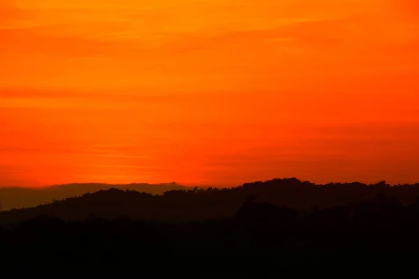 Renkli Gökyüzü Manzarada Twilight Saat Ağaç Günbatımı Güzel Siluet Dağ — Stok fotoğraf