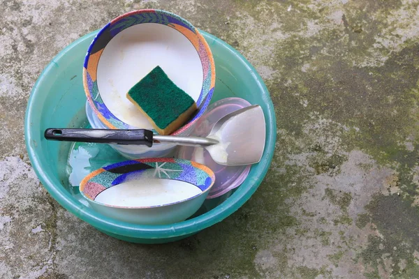 Lavar Los Platos Fregadero Plástico Verde Suelo Cemento — Foto de Stock