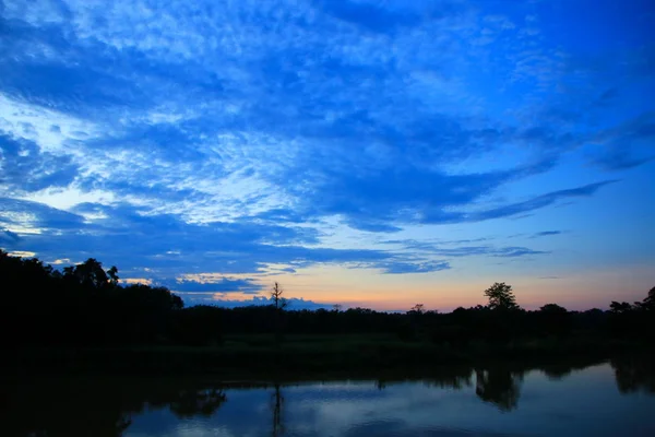 Gökyüzü Günbatımı Bulut Renkli Siluet Ile Güzel Ağaç Orman Nehir — Stok fotoğraf