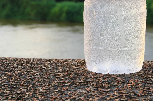 Kamu Parki Arka Planda Taş Zemine Plastik Şişesi Serin — Stok fotoğraf