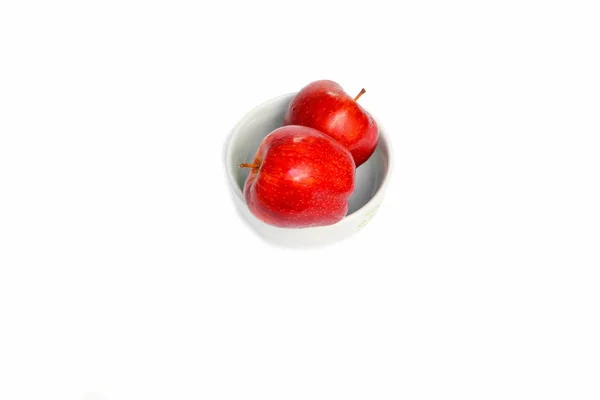 Яблоко Красный Два Миске Вода Капает Белом Фоне — стоковое фото
